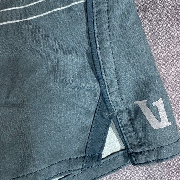 Vuori Men's Trail Shorts in Beryl Stripe [L4] - Picture 6 of 11